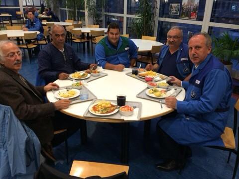 vekilince's tweet photo. Münih'te işçilerimizle yemek yedik http://t.co/67ipHpjt6p