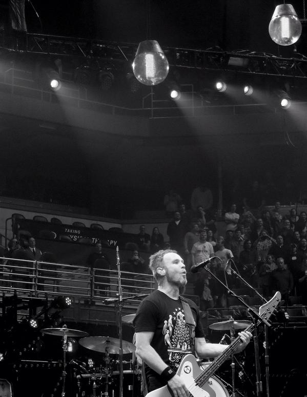 Amy_E_Photo's tweet photo. @PearlJam #PJMilwaukee #pearljam  #PJFallTour #pjfanphoto @SGossard http://t.co/wuBt8v2m6k