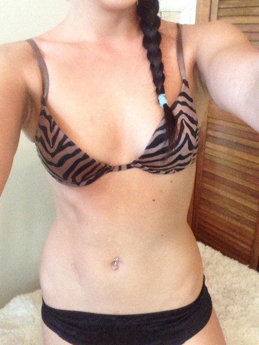 I'm online! Come take this bra off me! 😉 http://t.co/ZAFCiUf8wa