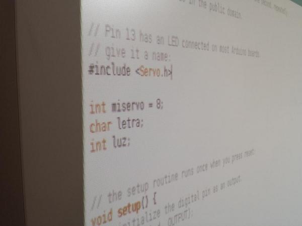 overdrv's tweet image. ¡Ahora a la práctica con los servos! #TallerArduino @WiFiCanarias