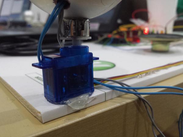 overdrv's tweet image. En breve conectamos los servos! #TallerArduino @WiFiCanarias