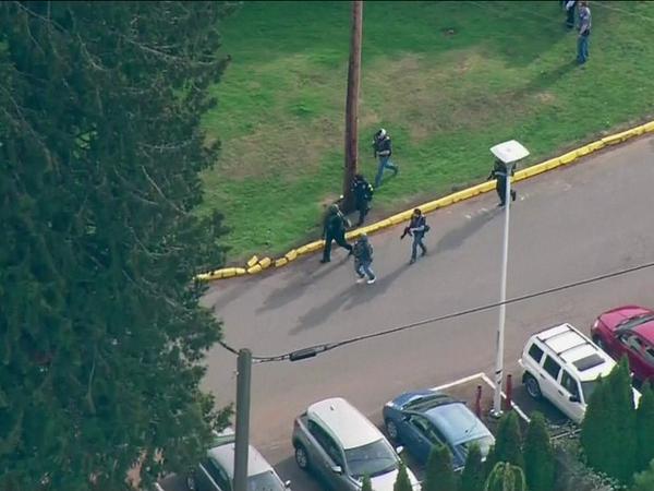 g1's tweet image. Estudante abre fogo em escola nos EUA e deixa vítimas, diz imprensa local; siga glo.bo/1oCBFjv #G1