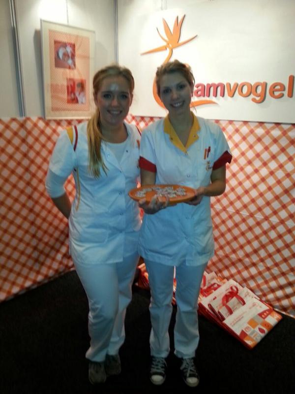 liherbooks's tweet photo. Deze twee lieve collega's hebben een antwoord op al uw vragen. #beursvrouw @dekraamvogel #groningen http://t.co/Xbed6Oekg5