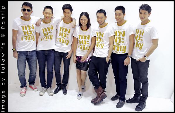 ถ่ายภาพโปรโมต #โครงการร้อยใจไทยสู่ชายแดนใต้ #8 การถ่าย 7 คนให้หน้าดูดีพร้อมกันหมด โคตรยากนะ #บอกเลย cc: <a href="/Onlyjamesji/">ᴏɴʟʏ ᴊᴀᴍᴇsᴊɪ</a>