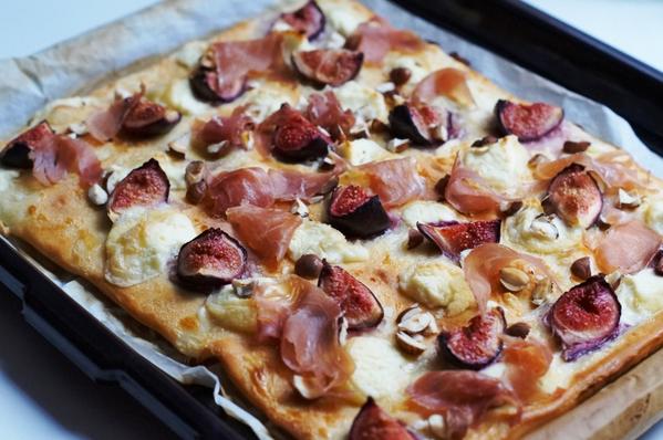 pizzeriaccamilo's tweet photo. AVUI PROVAREM DE FER PIZZA DE FIGUES AMB FORMATGE DE RULO I ENCENALLS DE PERNIL SALAT. POTSER ENS  LLEPEREM ELS DITS. http://t.co/d07aHO4rgC