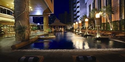VisitRentals's tweet photo. Fancy a midnight swim? Night or day, our #Beijing #apartments will cater to your every whim:  http://t.co/dIsKD4HT8P http://t.co/Ck78vQU6Bc