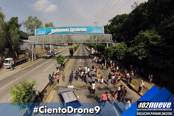 mfunes's tweet photo. RT @radio102nueve:  Secuencia del momento en el que fue habilitado el paso en la Autopista a #Comalapa. #TraficoSV http://t.co/gzDhhYemZE