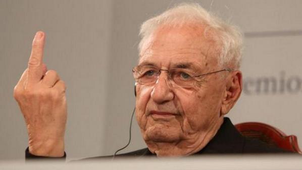 Le_Figaro's tweet photo. L'architecte Frank Gehry lance un doigt d'honneur à un journaliste >> http://t.co/aC16gbHFId http://t.co/oWTs6cQMEo