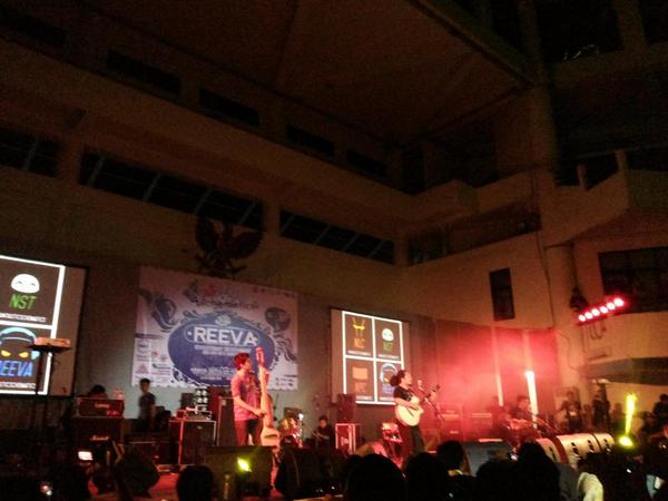 Malam makin kece nih di <a href="/reeva_its/">REEVA SCHEMATICS ITS</a>, <a href="/payungteduh/">payungteduh</a> di atas panggung! :D <a href="/hmtc_its/">HMTC ITS</a> <a href="/ITS_Surabaya/">ITS Surabaya</a> #fantasticschematics