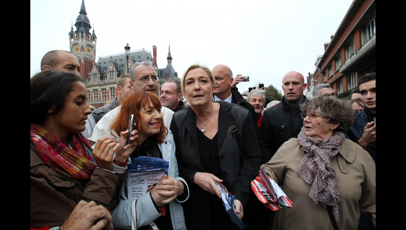 lavoixdunord's tweet photo. Marine Le Pen à #Calais : « Il faut renvoyer les clandestins chez eux » (VIDÉO) http://t.co/mdZyydrxpa http://t.co/4JW5mUZhXM