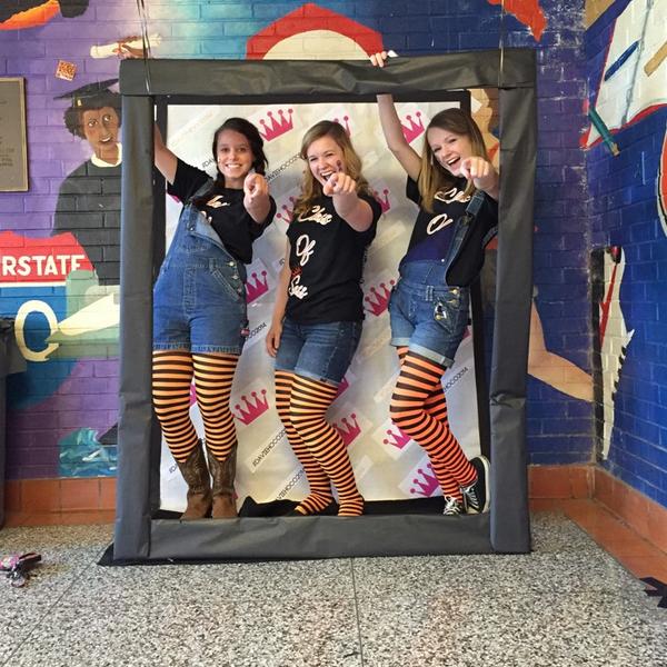 ayanna_cook's tweet photo. Seniors 💋 http://t.co/iryKw0tHJ9