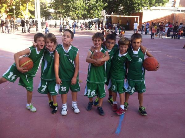 pacolonso's tweet photo. Primer partido temporada #basket "The Carxofa boyz" Teodoro Llorente se enfrentan al CP Pare Català #ModoPapi http://t.co/eqLIWUd6tO