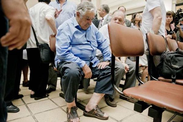 RendirseJamass's tweet photo. “Mi forma de vivir no es una pose,no es 1/4 de hora;es una filosofía de la existencia humana:sencillo..." #YoPepe http://t.co/9LzQqtUlLs