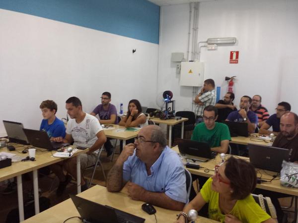 overdrv's tweet image. Nuestros alumnos atendiendo a las explicaciones de @carmedneg. @WiFiCanarias #TallerArduino