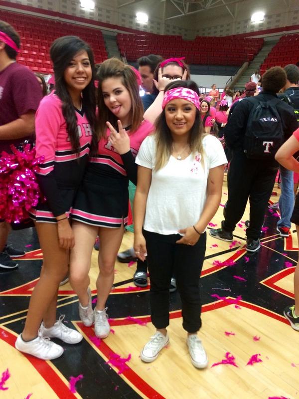 BayB_Bree's tweet photo. Pink out with the babes 💕🎀💋 @princsslyss @jadebrookss @EsteeDiaz http://t.co/jA1HJvBZF1
