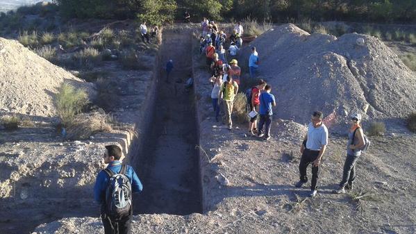 PacoMartNT's tweet photo. Esta tarde #Lorca científicos en las trincheras de la falla de Alhama Murcia @Iberfault 2014 #ResilientCities http://t.co/qSwMhxZcaY