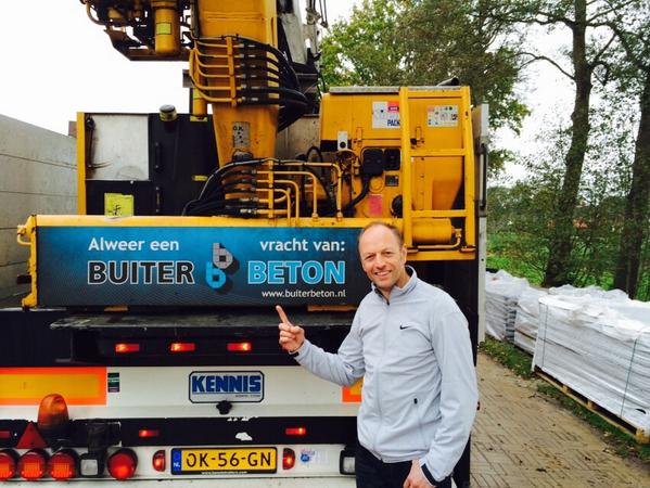 SibbeleOegema's tweet photo. Jos vandaag iov @buiterbeton gelost bij @Hug4Kemkers hij heeft verstand van schaatsen maar kan ook zo op de truck ! http://t.co/RGJmVgIaxZ