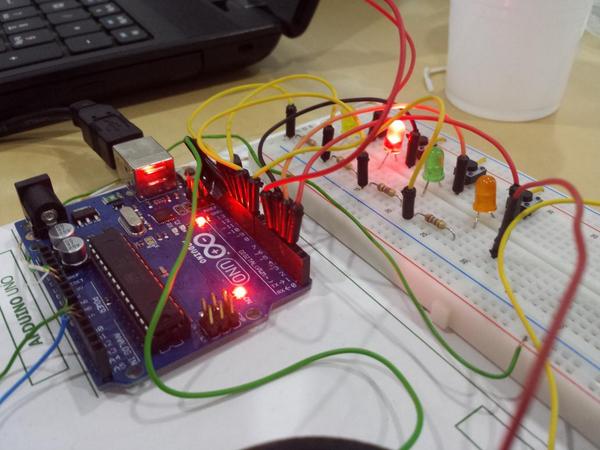 overdrv's tweet image. Los alumnos con sus primeras prácticas #TallerArduino @WiFiCanarias @carmedneg