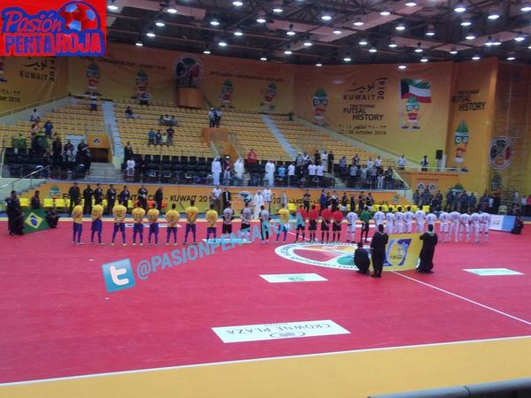 PasionRojaGT's tweet photo. Momento en que se entonaban los Himnos en el duelo de #Futsal #Brasil vrs #Guatemala Torneo #Kuwait2014 http://t.co/AtE4GZOVuS