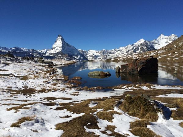 ZwitscherToni's tweet photo. Besser geht es nicht. Grandioser Herbsttag am #Stellisee bei #Zermatt. Natürlich mit #Matterhorn :-) http://t.co/DlM8fyP8wV