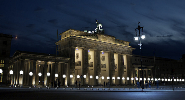 creators_fr's tweet photo. Le mur de Berlin reconstruit avec 8000 ballons lumineux.
http://t.co/gnAsb7PWUX http://t.co/9Cx0EqtPtI