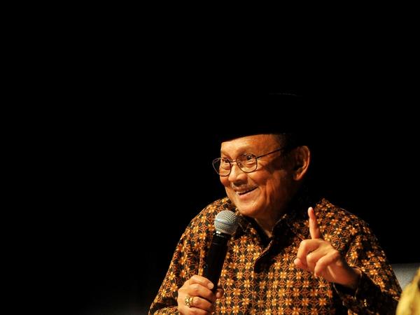 VIVAcoid's tweet photo. BJ Habibie Dirawat di RSPAD http://t.co/74Yiif7jRb http://t.co/NjeJ7LVR8V