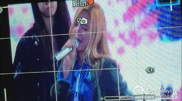 [PIC][24-10-2014]SNSD khởi hành đi Trung Quốc để biểu diễn tại "MBC Korean Music Wave in Beijing 2014" vào chiều nay B0umYGbCYAA98cl