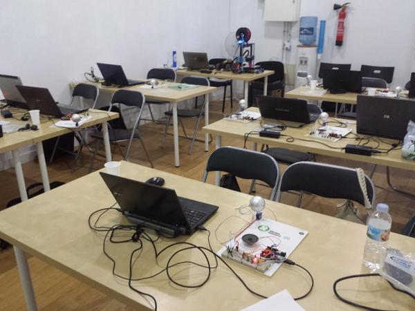 overdrv's tweet image. Tiempo de descansar y coger fuerzas para la segunda parte #TallerArduino @WiFiCanarias @carmedneg