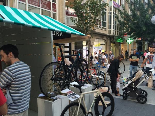 CIEM_2014's tweet photo. Emprendiendo a #piñonfijo @FixedandSingle en la #pontupstore #ciem2014 C/Benito Corbal http://t.co/DtyCFQBLhR