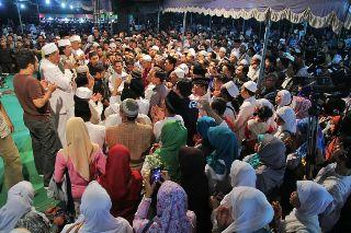 Tepat pukul 00:24, semua jamaah merapat di panggung, semuanya berdiri, menjadikan proses Indal Qiyam sangat sakral.