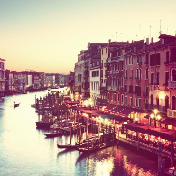 الدمع لو انه نطق .. عذب الناس
والحب لو أنه خطأ .. ما وصل لك 

،

خلك ثقيل وكل كلامك بمقياس
ماكل من يسمع همومك فزعلك