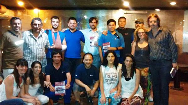 PTSarg's tweet photo. Los golpean y se vuelven a levantar. Los @despedidosdlear anticipan que seguirán con su lucha por la reincorporación. http://t.co/C6Br9LxIGi
