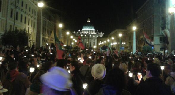 schoenstatt2014's tweet photo. ¡Ya vemos la Basílica de San Pedro al fondo! ¡Viva Schoenstatt! ¡Viva el Papa! #sch2014 http://t.co/EO5GLaJYBQ