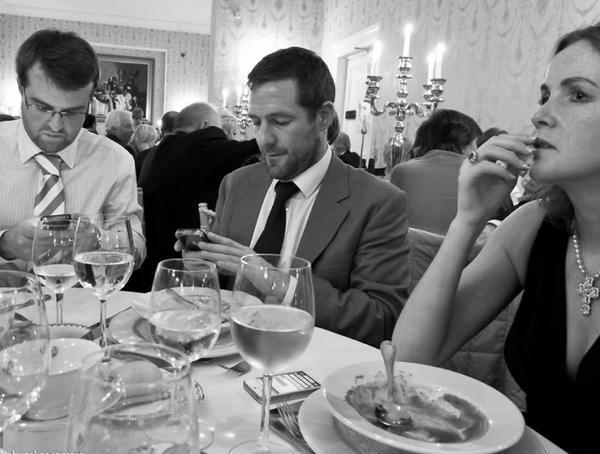 Limportant_fr's tweet photo. La mort des conversations humaines : un reportage photo édifiant http://t.co/uFSP03mHvS http://t.co/JH69lAUlZz