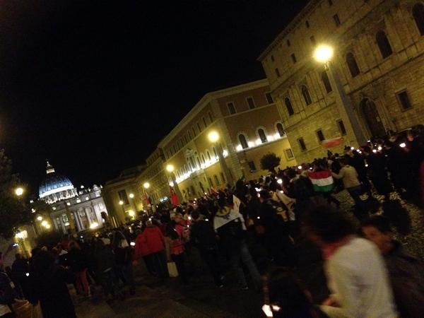 pgovejero's tweet photo. Los de Schönstatt cumplen 100 años y lo celebran en Roma. Los jóvenes (y +) están peregrinando hacia San Pedro #ahora http://t.co/2cvOnpflQ2