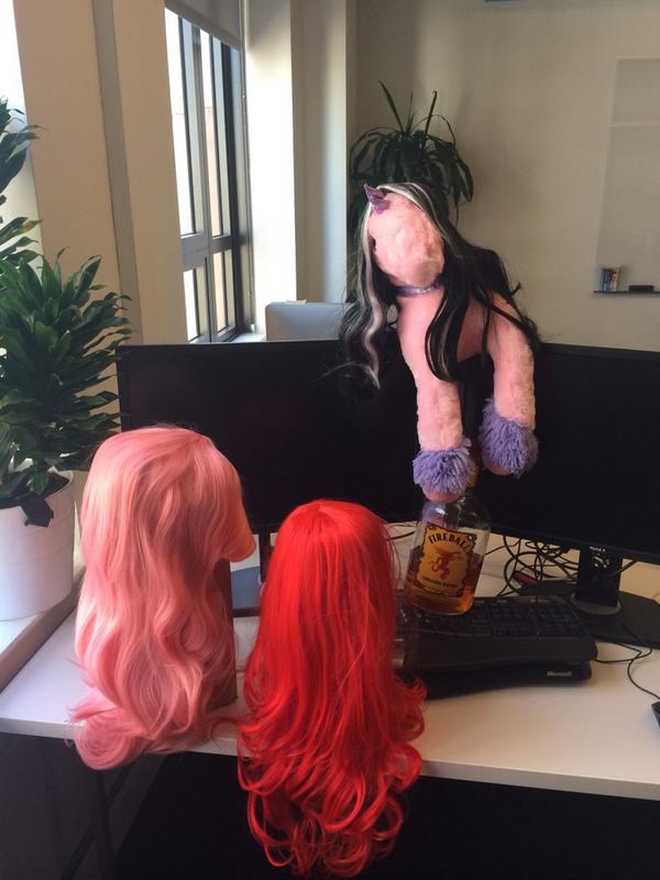 puraveeda's tweet photo. Highlight of my day: staring at the desk next to mine/cc@ptr http://t.co/HPjRWf5eyA