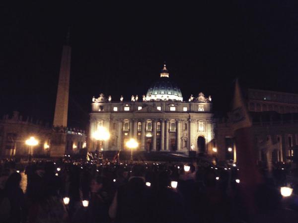 schoenstatt2014's tweet photo. Llegamos a la plaza de San Pedro a gritos de: ¡Viva Schoenstatt! http://t.co/fPwSF9hFwV