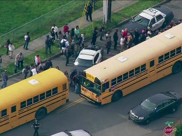 g1's tweet image. Estudante abre fogo em escola nos EUA, deixa vítimas e morre; siga glo.bo/1oCBFjv #G1