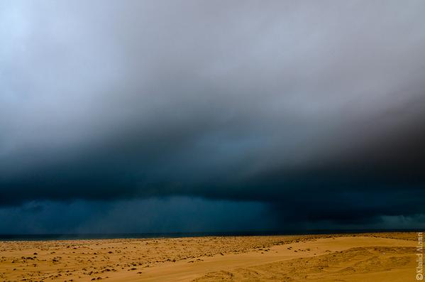 Abdulrahman_KRS's tweet photo. صورة رهيبة تستاهل إعادة تغريدة لبداية تأثير العاصفة كيلآ بساحل جنوب الشرقية خريف سنة 2011 تصوير خالد العامري - أرشيف http://t.co/YiPU9LzEVe