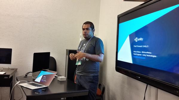 K4i5er's tweet photo. #devhrmx: Iniciando el taller "Desarrollo de videojuegos 2D con #Unity" con @arturonereu en @devhrmx http://t.co/zPmL0alZIp