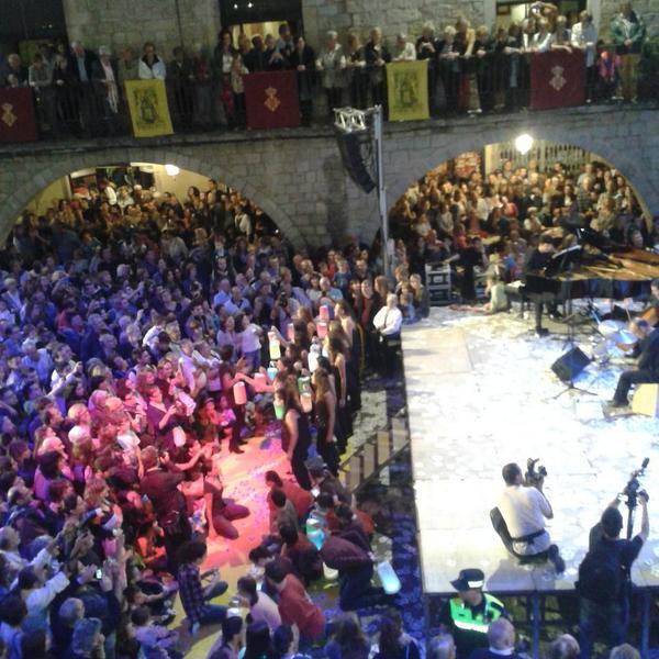 GloPlanaYanes's tweet photo. La plaça del Vi inundada de gironin@s al prego del @corgeriona i Astrid21 q dona inici a les #fires2014 @FiresGirona http://t.co/DV0CHpQePG