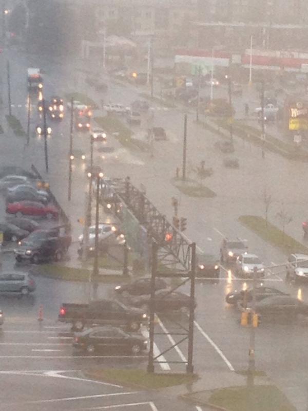 beverleygidney's tweet photo. Major flooding on Wyse Road right before the bridge. Lots of cars getting stuck. @Hfx_Traffic http://t.co/wxUTBYDInv