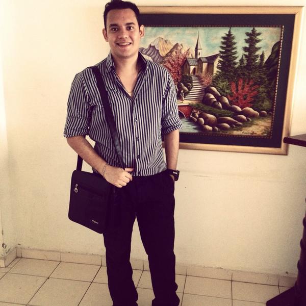 MolinaresAndre's tweet photo. Trabajando #SegurosBolivar http://t.co/Nw0HukpcvB