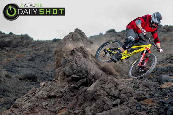 VitalMTB's tweet photo. Ridge railing. #vitalmtbdailyshot http://t.co/WAJrTdhFPV http://t.co/Umrn1tztoL