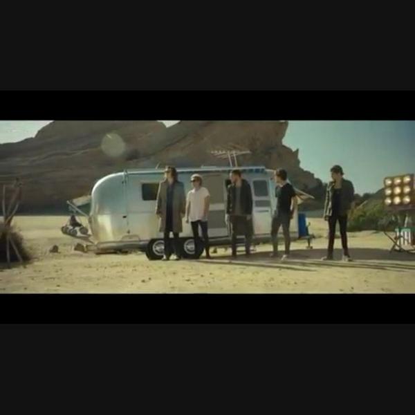 AdriDirectione6's tweet image. #StealMyGirlVideoToday