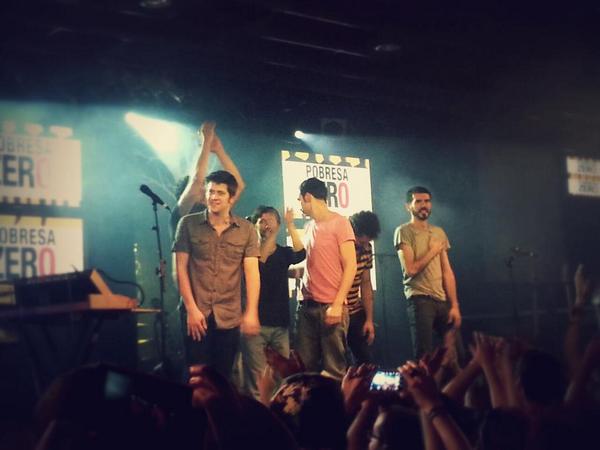 _SaCruz's tweet photo. Uns cracks i quina passada de concert! @amicsdelesarts Torneu prompte! :) http://t.co/bXV3juXCZH