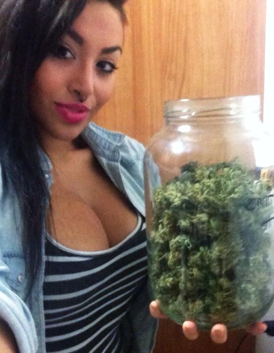 maiahimaiahu's tweet photo. Viernes feliz! #weed @supersubmarino @cogollofumado @La_Mafia_Verde http://t.co/4VhtebKDN2