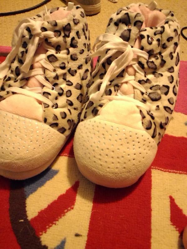 AlbertKonnie's tweet photo. My new shoes :-)!!!!! http://t.co/8ambvRioDZ