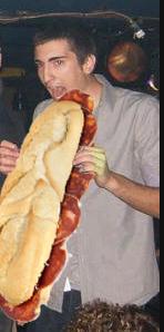 Paco_MoralesP's tweet photo. @AlvaroMDe  ¿Por qué se auto humilla de esa manera comiéndose un bocadillo tan grande? http://t.co/UqYgBWVTuX