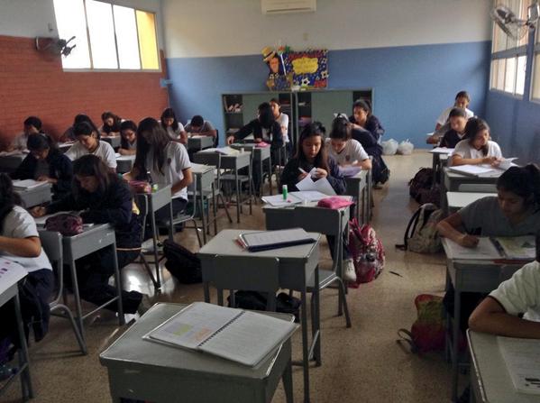 prom69_'s tweet photo. Como nunca, todos a primera hora TRANQUILITOS terminando deberes😂💁🚀✏️📓 #losmejores #prom69 http://t.co/v949gEye5b